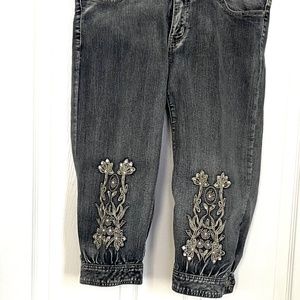 Jeans below the knee lenght with embelished applique.